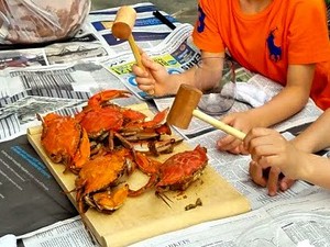 【地球をつまみ食い】ワシントンでほおばる風物詩！　スパイシーな蒸しガニ「ブルークラブ」の魅力