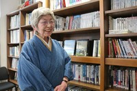 これまでの歩みを振り返るサンライズ出版の岩根社長（彦根市鳥居本町）