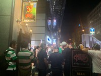 横浜での観戦後も街頭で盛り上がるサポーターら