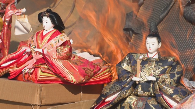 供養される人形