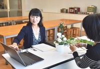 企業や個人向けに全国で講師をしていたころのえはらさん（提供：花・色・デザイン研究所　えはらはるこさん）