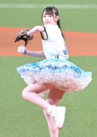 始球式を務める宇宙∞プラネクシア・てまり