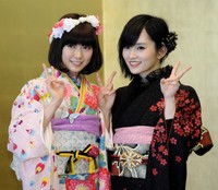 晴れ着姿でピースする（左から）渡辺美優紀、山本彩＝2014年