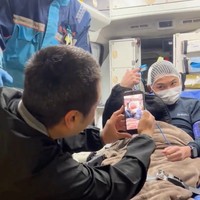 救急隊員の制止を聞かず、救急車内でポーズを取る傷病者を記念撮影する友人……の様子を志摩市消防本部の職員さんたちが再現。こういった「救急現場」での非常識な撮影行為が横行しているという（動画からキャプチャー／提供：志摩市消防本部【公式】）