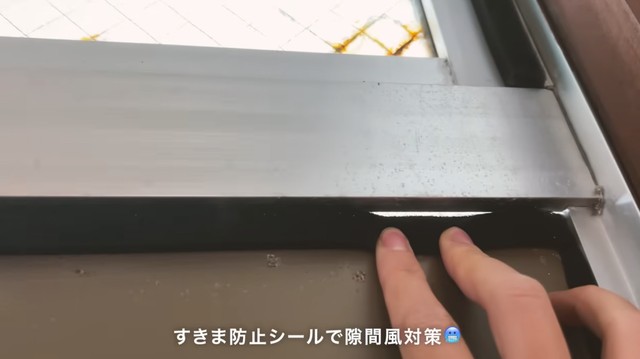 玄関ドアの隙間風を防ぐために貼った、すきま防止シール／かもめ子さん（@kamomeko.kurashi）提供
