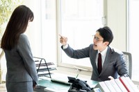 上司と部下※画像はイメージです（taka/stock.adobe.com）