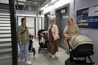 昨夏生まれの子どもたちと共に施設を利用しに訪れていた（左から）ヘレナさん、キーラさん、エンミさん＝2023年6月1日、ヘルシンキ市メリハカ地区、荒ちひろ撮影