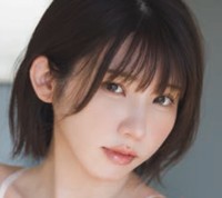 純白ランジェリーのえなこさん、日常感たっぷりリラックス