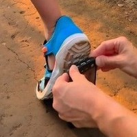 足の裏に逆さまにしたスマホを近づけて…（とちひめさん提供、Instagramよりキャプチャ撮影）※画像はトリミングしています