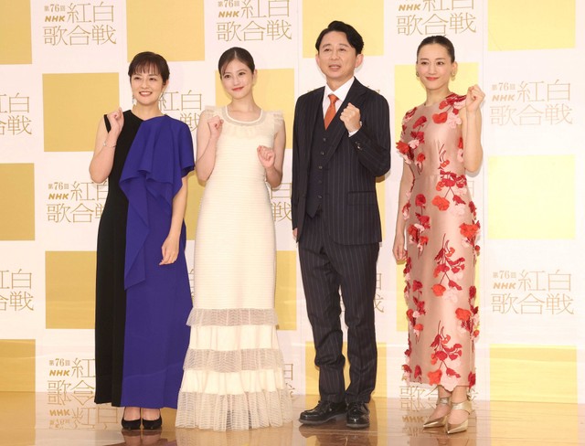 「第76回NHK紅白歌合戦」司会の（左から）鈴木奈穂子アナウンサー、今田美桜、有吉弘行、綾瀬はるか