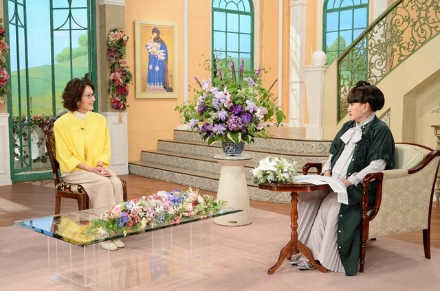 黒柳徹子さん（右）と、沢村貞子さんについて語り合う酒井和歌子さん