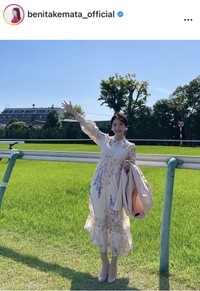 竹俣紅アナウンサーのインスタグラム＠benitakemata_officialより