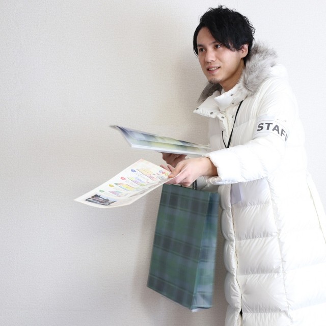 駅改札近くでのチラシ配布は罪？　※画像はイメージです（amshyles/photoAC）