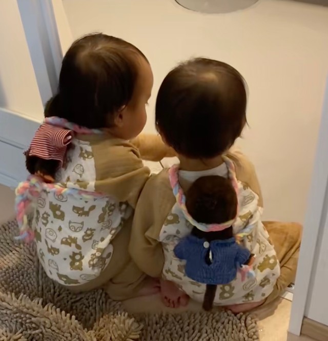 モンチッチをおんぶするふたり（提供：@r.k.aaa19.03さん）
