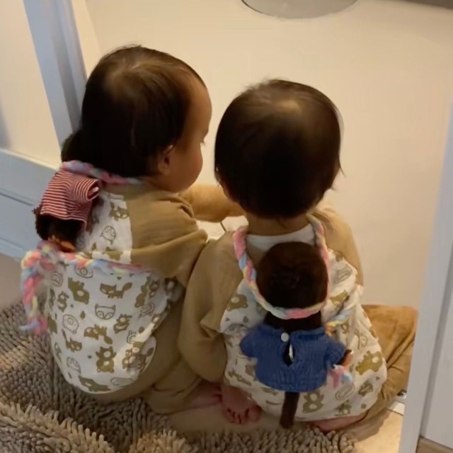 モンチッチをおんぶするふたり（提供：@r.k.aaa19.03さん）
