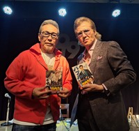 大ヒット漫画「チカーノKEI」シリーズの連載10周年記念イベントで肩を並べた原作者・KEI氏（左）と盟友の俳優・竹内力＝都内