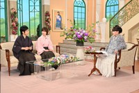 「徹子の部屋」   (右から)黒柳徹子、蝶花楼桃花、立川小春志＝テレビ朝日提供
