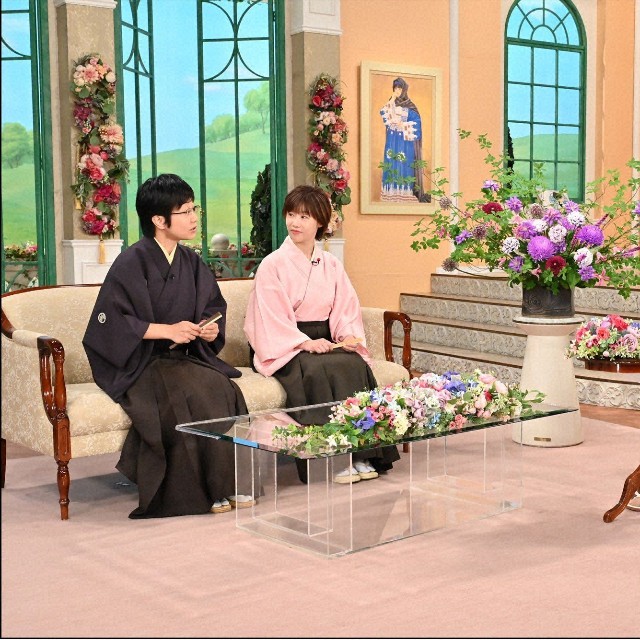 「徹子の部屋」   (右から)黒柳徹子、蝶花楼桃花、立川小春志＝テレビ朝日提供