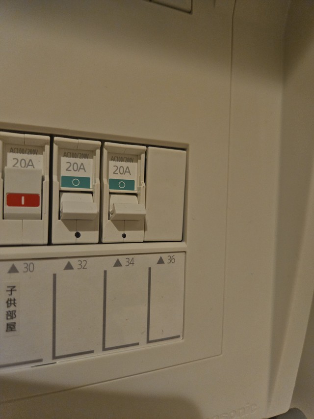 目印に付けられた「・」。投稿に対し、SNSユーザーからはさまざまな意見が（いとの森の歯科室提供）
