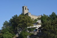 ティターノ山頂の断崖絶壁にあるサンマリノのとりで