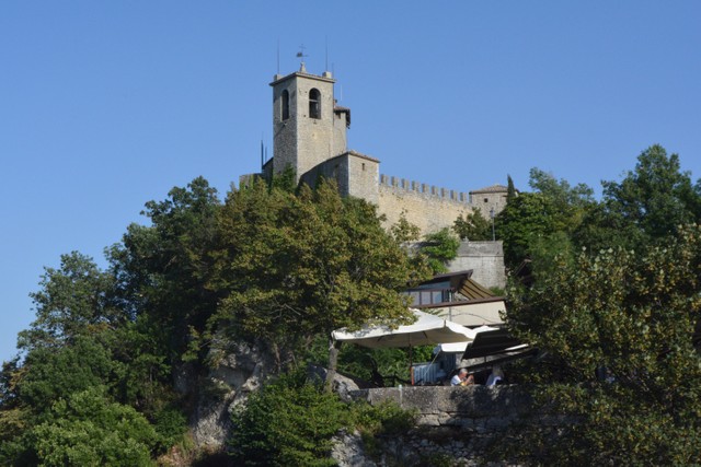 ティターノ山頂の断崖絶壁にあるサンマリノのとりで