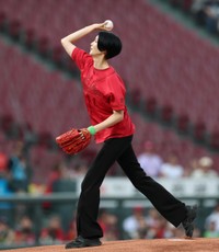 始球式を務める元バレーボール女子日本代表・栗原恵さん＝マツダ
