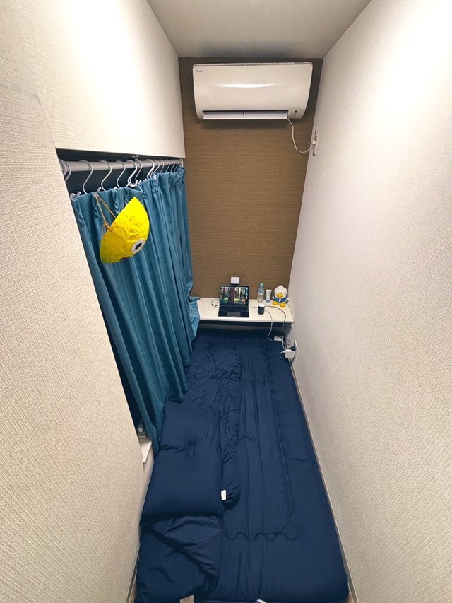 布団がほぼ占める1.5畳の部屋／無職7年目さん（@nojob_zz）提供