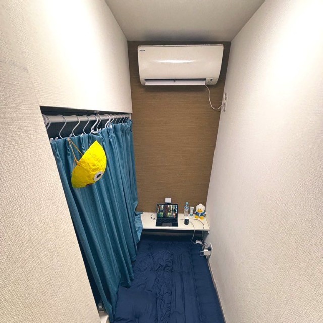 布団がほぼ占める1.5畳の部屋／無職7年目さん（@nojob_zz）提供