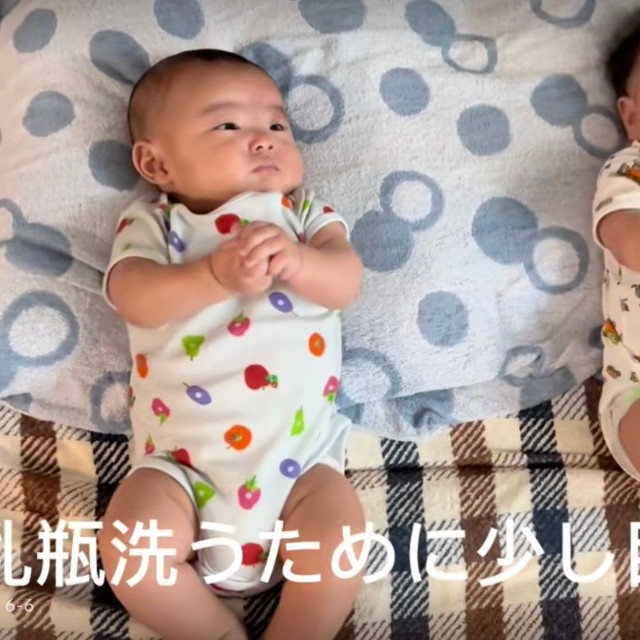 機嫌よく寝転んでいる双子ちゃん（提供：@_with.twins_さん）
