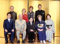 「新派・松竹新喜劇　合同喜劇公演」の記者会見に出席した（前列左から）藤山扇治郎、渋谷天外、石井ふく子氏、水谷八重子、波乃久里子（後列左から）齋藤雅文氏、久本雅美、高島礼子、三田村邦彦