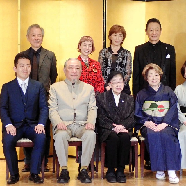 「新派・松竹新喜劇　合同喜劇公演」の記者会見に出席した（前列左から）藤山扇治郎、渋谷天外、石井ふく子氏、水谷八重子、波乃久里子（後列左から）齋藤雅文氏、久本雅美、高島礼子、三田村邦彦