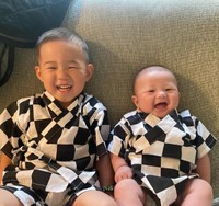 おそろいの服でそっくりな笑顔♡（提供：＠_momoka_igさん）
