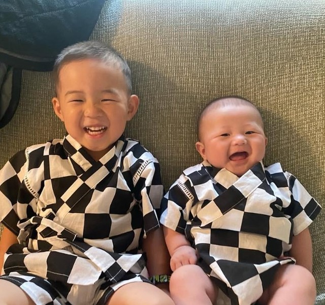 おそろいの服でそっくりな笑顔♡（提供：＠_momoka_igさん）
