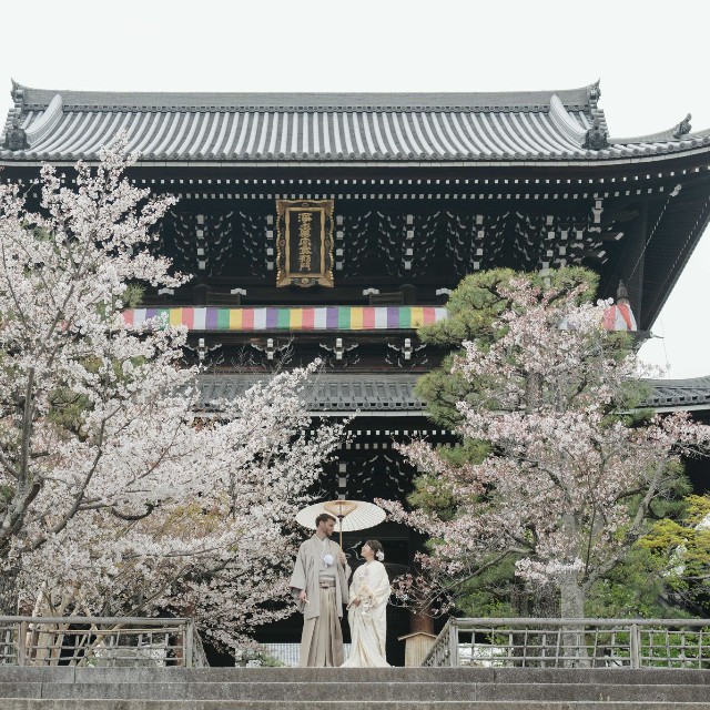 桜と寺院を背景に和装で並ぶ2人／投稿主さん提供