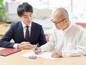 相続の限定承認とは？　自分で手続きする、弁護士に依頼する場合の費用を解説