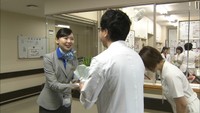 花言葉は「しあわせ」客室乗務員がスズランの花を患者に贈呈　高松市