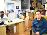 荻田さんと、親友の栗原慶太郎さん（左）。