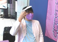 「頭をなでなでする装置」を実演する青春妄想族メンバー