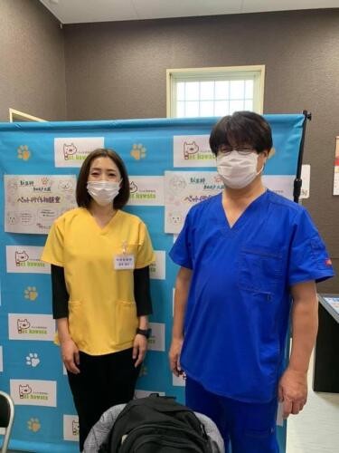 ペットショップの相談会にて、細井戸獣医師と（富永さん提供）