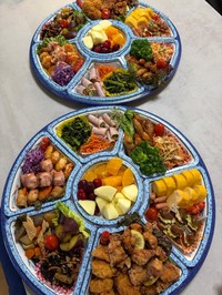  運動会のために作ったオードブル形式のお弁当。揚げ物やおかずが彩り豊かに並ぶ／ひろぽんさん（@hiropon_0824）提供