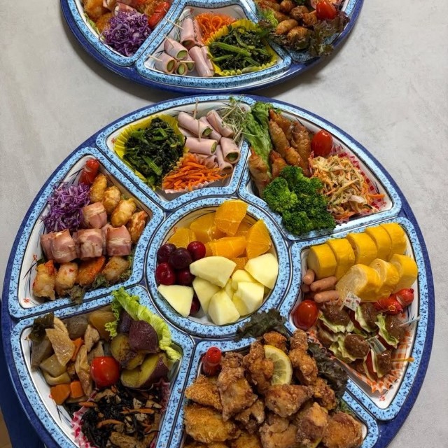  運動会のために作ったオードブル形式のお弁当。揚げ物やおかずが彩り豊かに並ぶ／ひろぽんさん（@hiropon_0824）提供