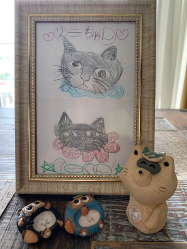 恵里さんの友人の子が書いた2匹の絵を大切に飾っている（恵里さん提供）