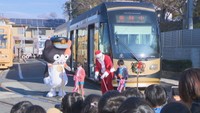 「クリスマス電車」お目見え　子どもたちも大はしゃぎ　岡山市
