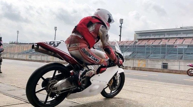 盗まれたレース用バイクのホンダＮＳＦ２５０Ｒに乗る大堀和基さん（小川泰平氏提供）