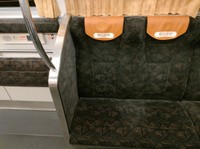 ライナーに使われる京阪8000系のロングシート