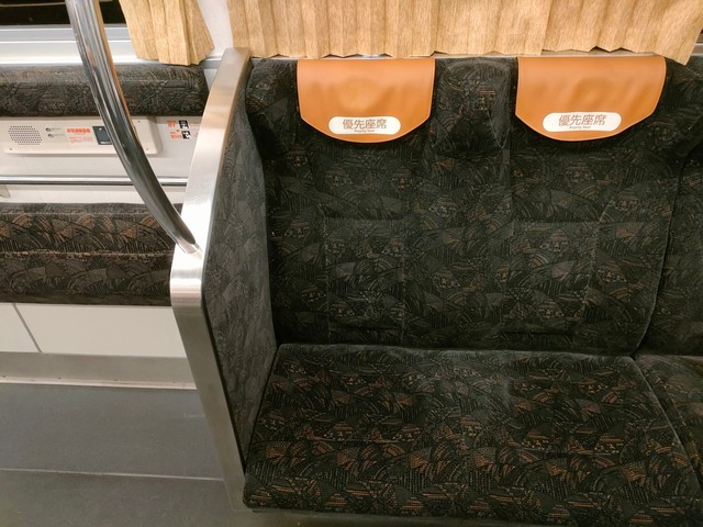 ライナーに使われる京阪8000系のロングシート