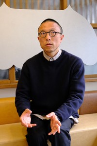 伊根町の不動産へのニーズについて語る當間さん（同町平田）
