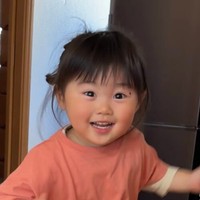 「アイス買いに行く？」と聞かれて嬉しそうに飛び跳ねる／あれんぴファミリーさん（@arenpi_family）提供＝画像をトリミングしています
