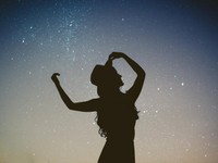 忘れるのではなく、演じて肯定する。失敗を抱えながら生きる私の選択