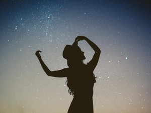 忘れるのではなく、演じて肯定する。失敗を抱えながら生きる私の選択